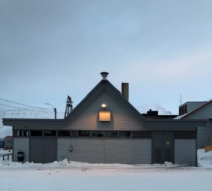 Fyrhuset på Svalbard forsyner Longyearbyen med fjernvarme