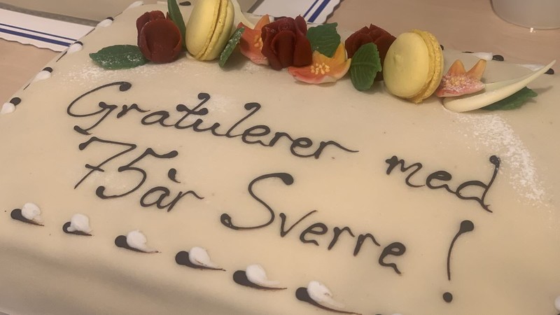 Marsipankake med påskrevet Gratulerer med 75 år Sverre!